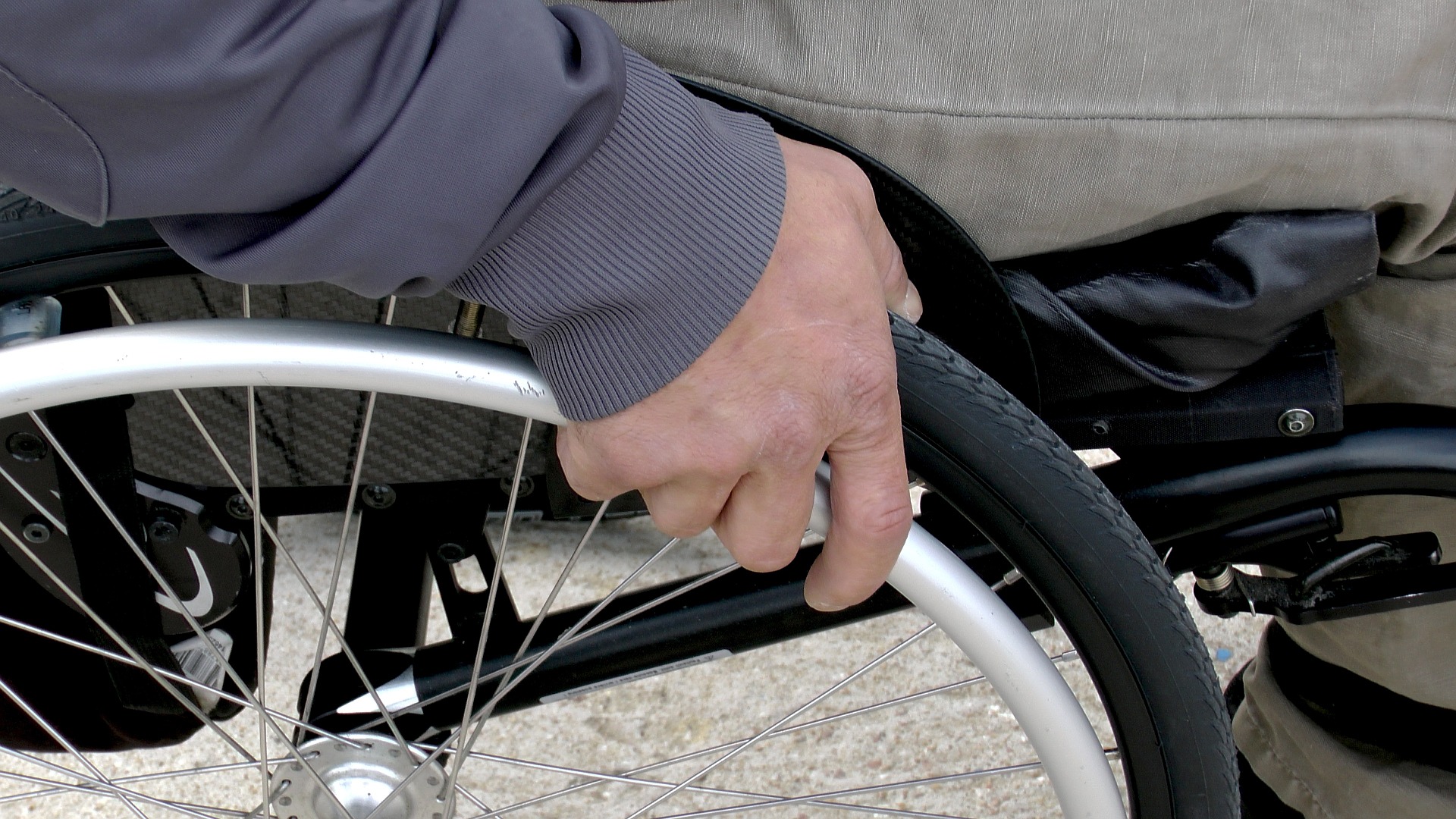 Rollstuhl (c) Bild von Sabine GENET auf Pixabay